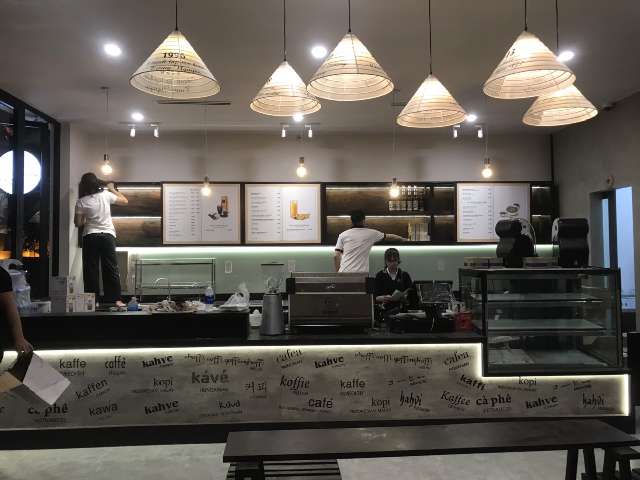 Kệ Tủ Trưng Bày - Công Trình Trung Nguyên